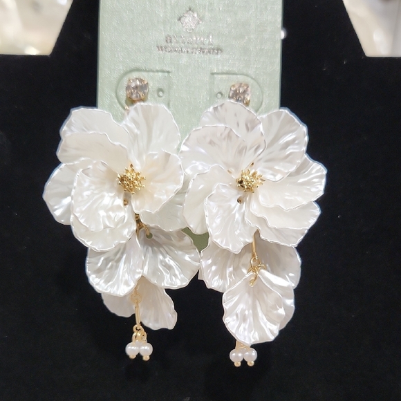 🔹️ ATTERRI 🔹️ Elegant White Floral dangle  Earrings ✨️🤍 - Picture 1 of 6